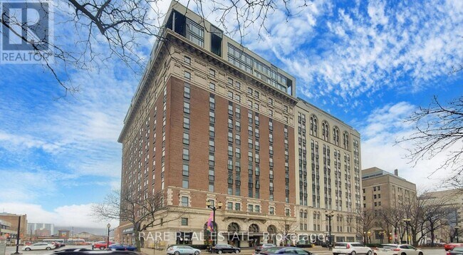 112-112 King St E