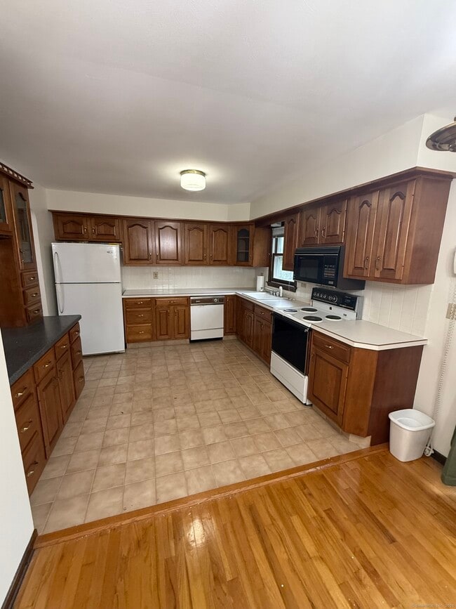 6 Fairview Dr in Stonington, CT - Building Photo - Building Photo