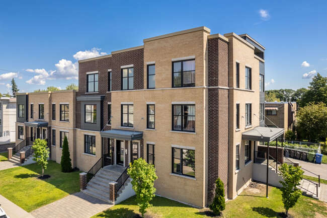 8372 Dora Rue in Montréal, QC - Building Photo - Building Photo