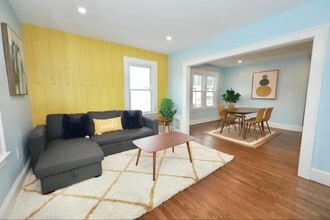 29 Roosevelt St, Unit 2 in Manchester, CT - Foto de edificio - Building Photo