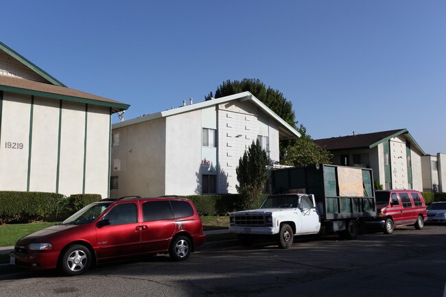 19213 Bryant St in Northridge, CA - Building Photo - Building Photo