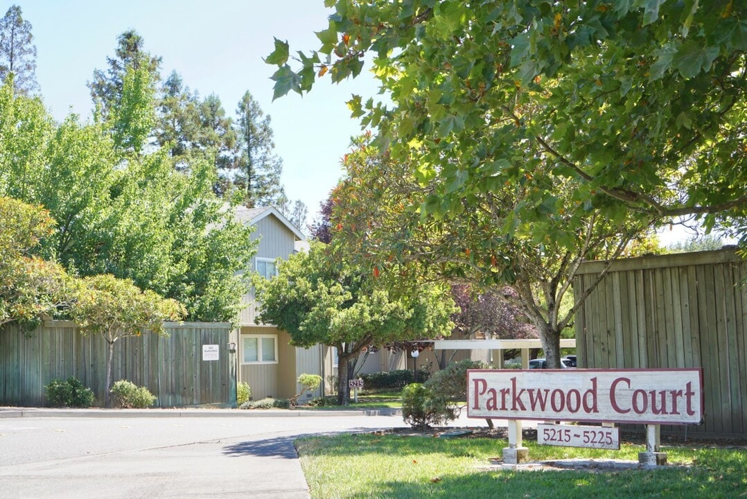 Parkwood Court Apartments in Santa Rosa, CA - Foto de edificio