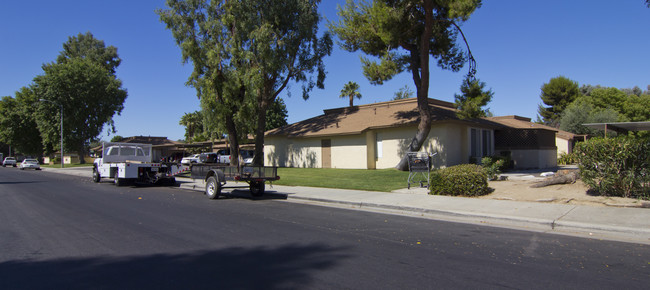 Belle Terrace in Bakersfield, CA - Foto de edificio - Building Photo