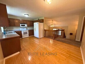 1517 W Forest Dr in Olathe, KS - Building Photo - Building Photo