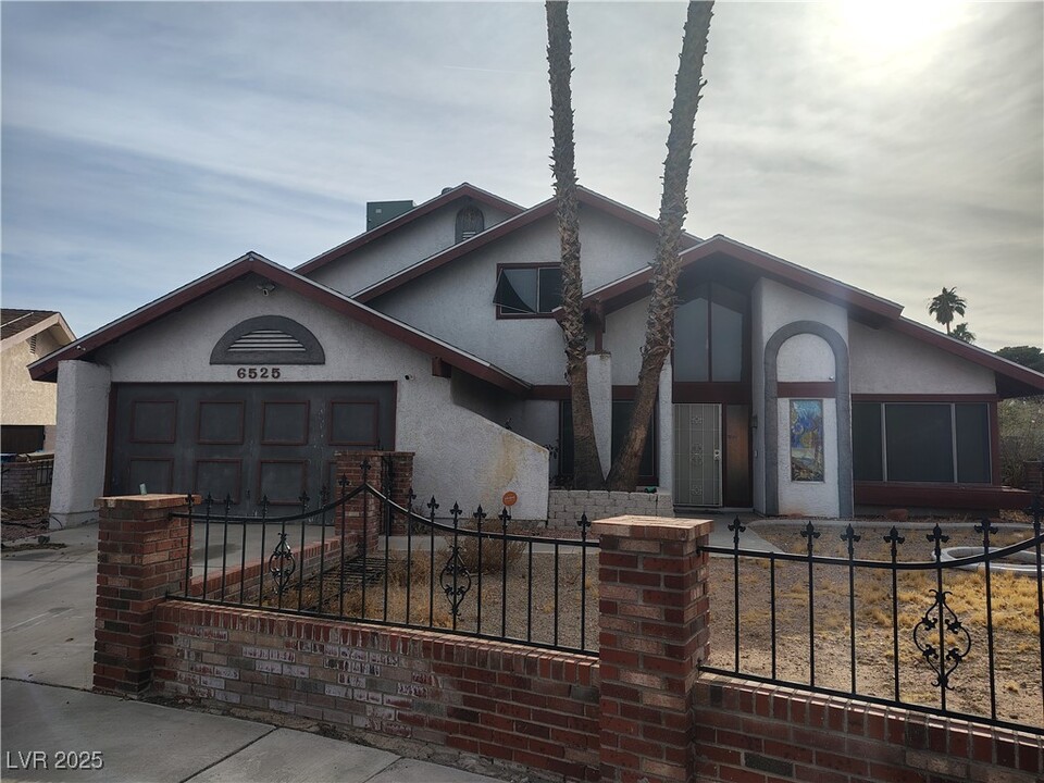 6525 Treadway Ln in Las Vegas, NV - Building Photo