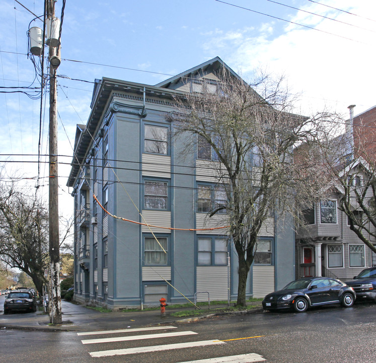 2086 NW Kearney St in Portland, OR - Building Photo