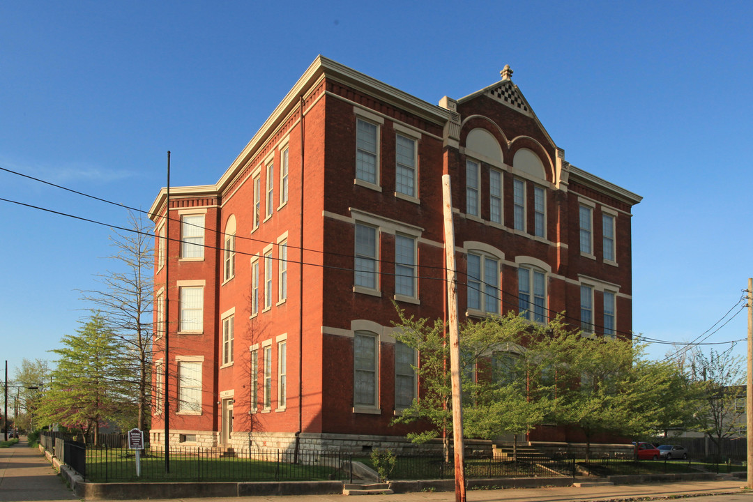 Salisbury Place in Louisville, KY - Foto de edificio