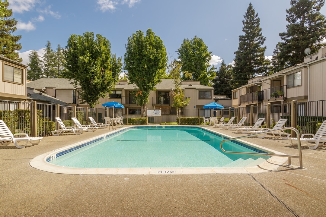 Natomas Village Apartments in Sacramento, CA - Foto de edificio