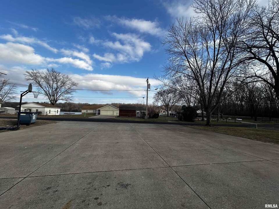 1811 Mitchell St in Pekin, IL - Foto de edificio