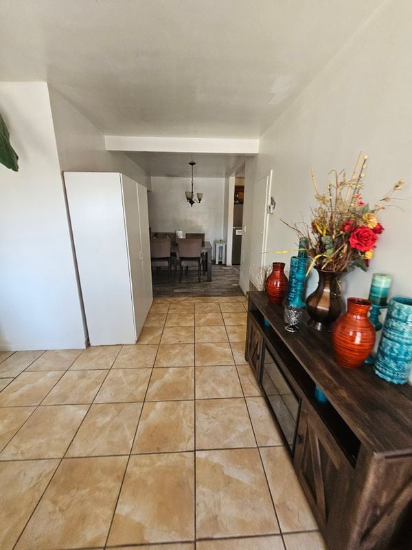 6623 Almeria Ave in Fontana, CA - Foto de edificio - Building Photo