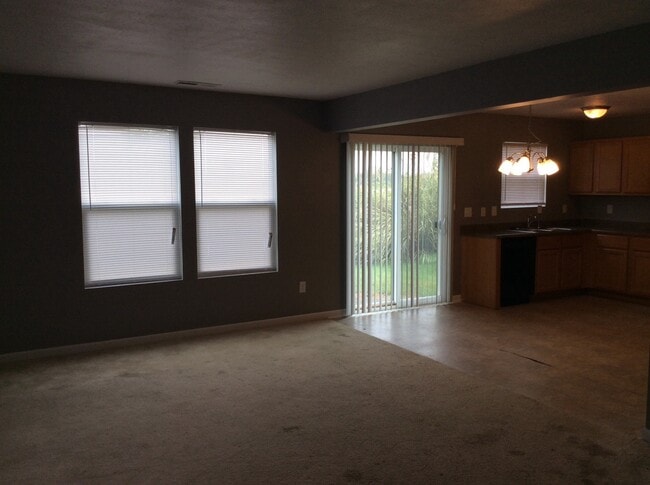 2418 Woodfield Blvd in Franklin, IN - Foto de edificio - Building Photo