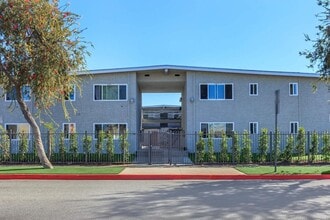 The Century Village (9910 S Village Dr) in Inglewood, CA - Foto de edificio - Interior Photo
