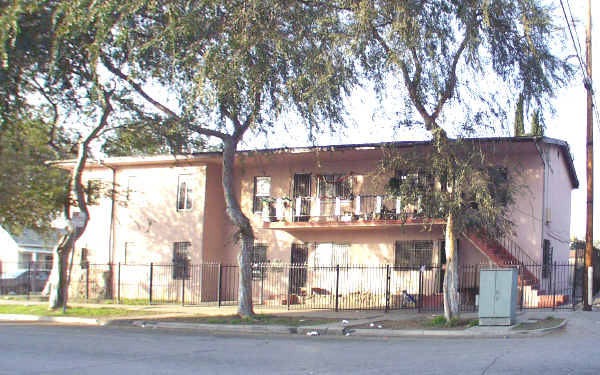 311 W 104th St in Los Angeles, CA - Building Photo