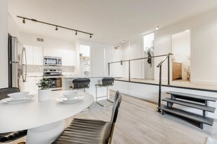 33 E Chestnut St in Chicago, IL - Building Photo