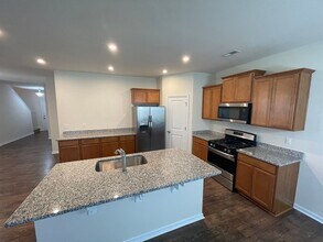 7047 Thornrose Dr in Charlotte, NC - Foto de edificio - Building Photo