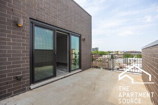 2533 W Fullerton Ave, Unit 03 in Chicago, IL - Building Photo