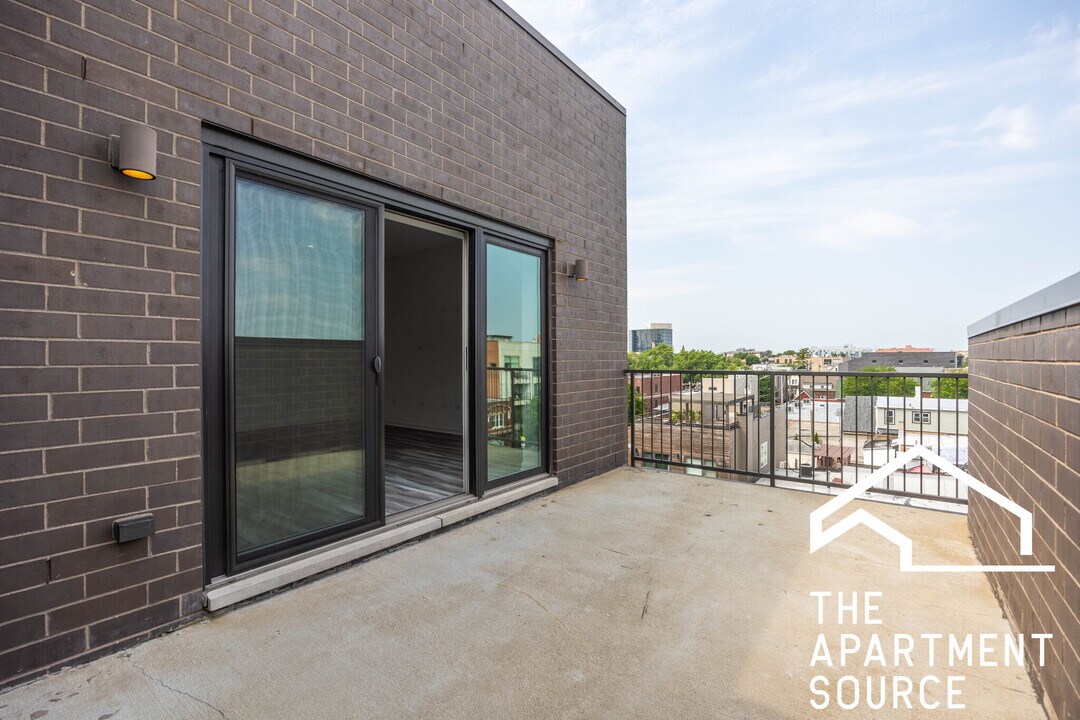 2533 W Fullerton Ave, Unit 03 in Chicago, IL - Building Photo