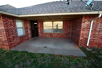 1242 N Shannon Way in Mustang, OK - Building Photo - Building Photo