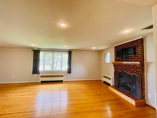 21 Lindy Ln in West Hartford, CT - Building Photo - Building Photo