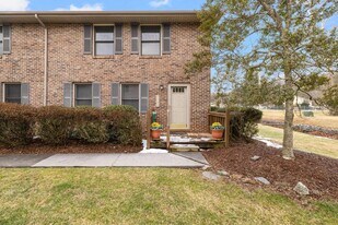 2007 Williamsburg Square in Johnson City, TN - Building Photo