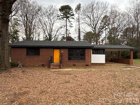 2745 Dogwood Ave in Charlotte, NC - Building Photo