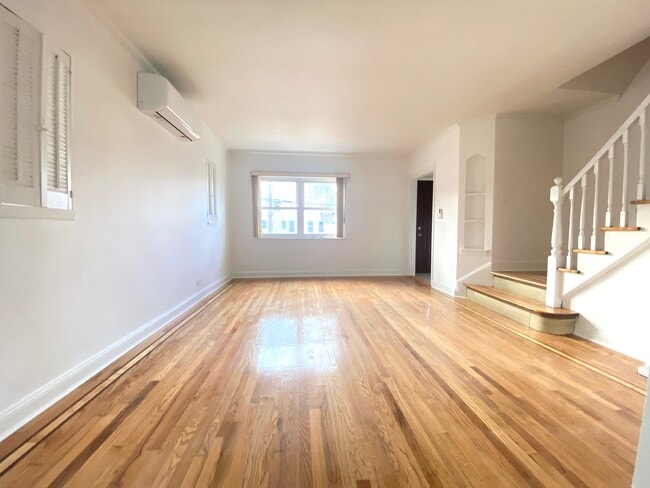 8203 164th Pl in Jamaica, NY - Building Photo - Building Photo