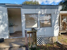 8305 McDaniel Dr in North Fort Myers, FL - Building Photo