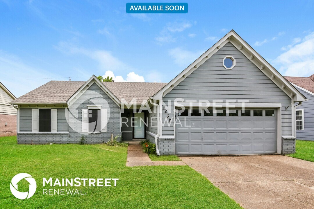 2432 Country Trail Dr in Memphis, TN - Building Photo