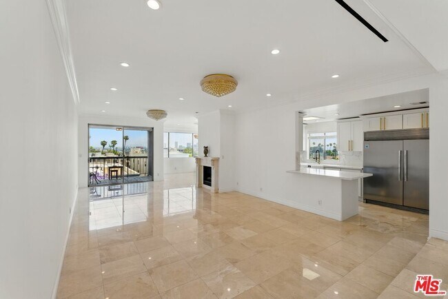 321 N Oakhurst Dr in Beverly Hills, CA - Building Photo - Building Photo