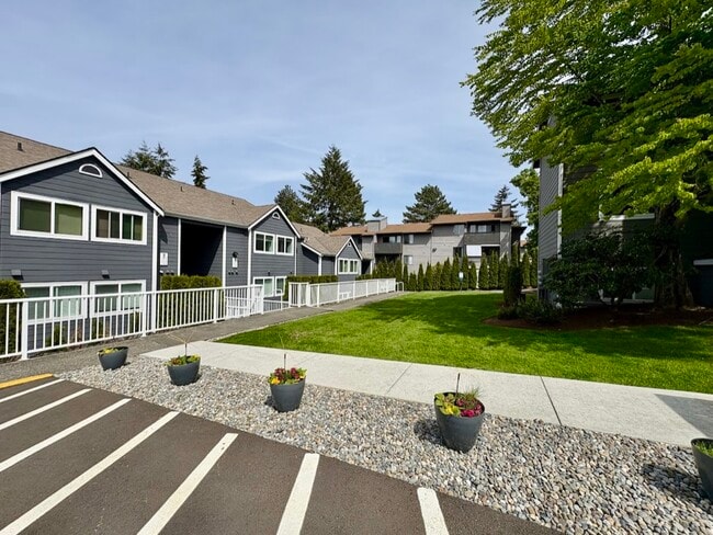 12510 109th Ct NE, Unit E202 in Kirkland, WA - Foto de edificio - Building Photo
