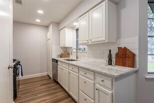 2112 Sierra Dr in Kemah, TX - Building Photo