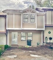 109 Lancelot Ct in Pikeville, KY - Building Photo