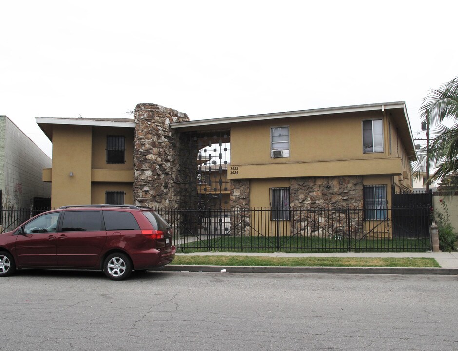 3584 Brenton Ave in Lynwood, CA - Foto de edificio