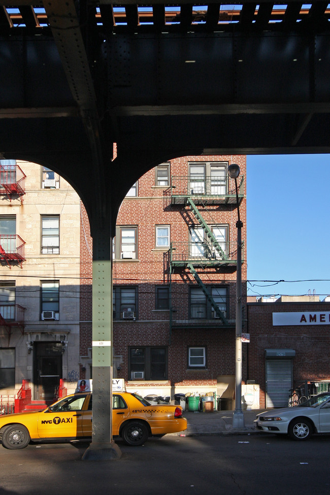 36-29 31st St in Long Island City, NY - Foto de edificio - Building Photo