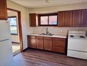 1135 Saxe Ave in Cuyahoga Falls, OH - Foto de edificio - Building Photo