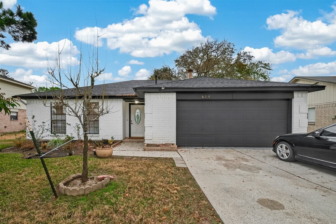 614 Northaire Dr in Houston, TX - Building Photo