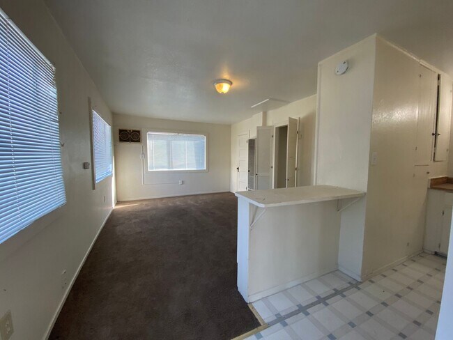 725 Kern St in Taft, CA - Foto de edificio - Building Photo