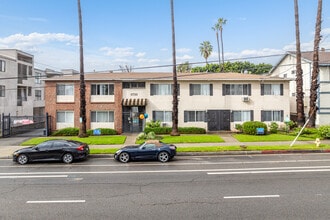 Chateau Laurel Apartments in North Hollywood, CA - Building Photo - Building Photo