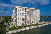 Hampshire House in St. Petersburg, FL - Foto de edificio - Building Photo