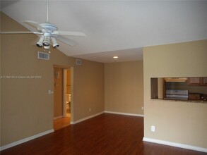 733 Riverside Dr in Coral Springs, FL - Building Photo - Building Photo