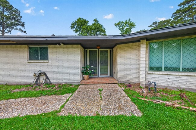 1701 Mistletoe Ln
