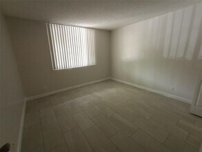 751 Lyons Rd in Coconut Creek, FL - Foto de edificio - Building Photo