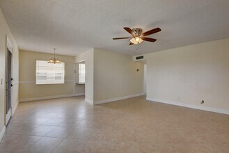 127 Burgundy B in Delray Beach, FL - Foto de edificio - Building Photo