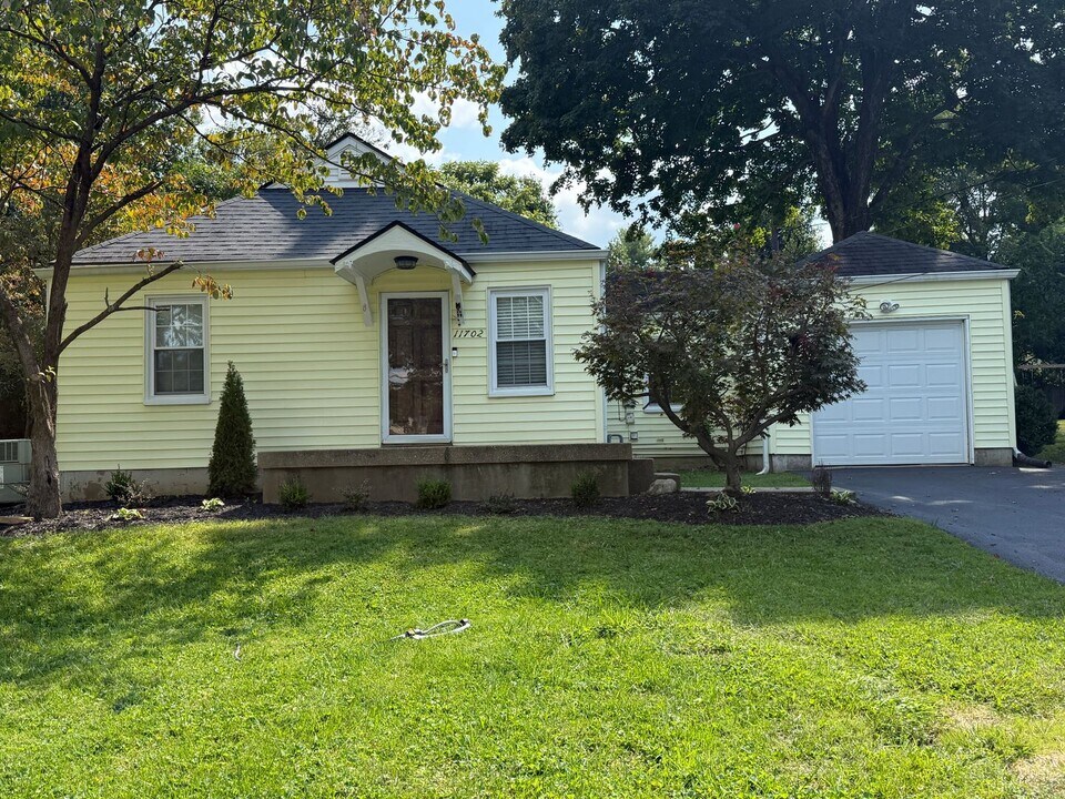 11702 Kings Ln in Louisville, KY - Building Photo