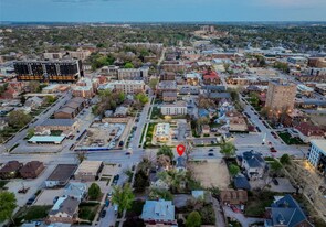 3860 Dodge St, Unit Apt 1 in Omaha, NE - Building Photo