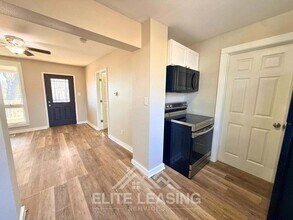 1027 SW Woodward Ave in Topeka, KS - Building Photo - Building Photo