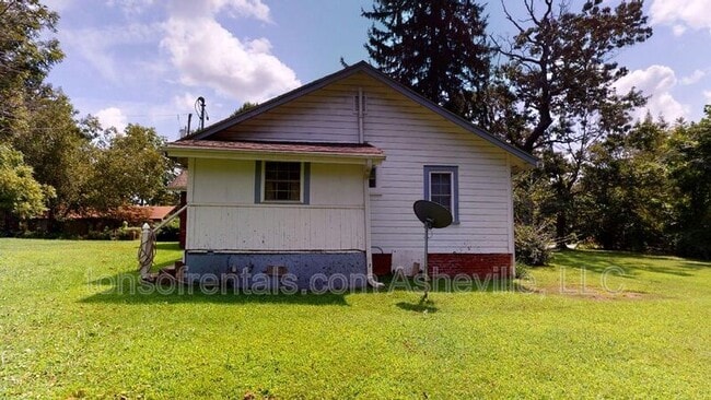 1207 Cherokee Dr in Hendersonville, NC - Building Photo - Building Photo