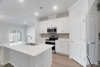 Haven at the Highlands in Savannah, GA - Building Photo - Building Photo