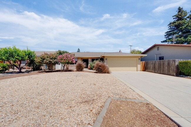 1055 Silver Lake Dr in Sacramento, CA - Building Photo - Building Photo