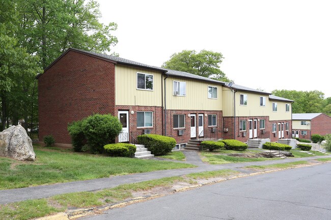 Woodbury Apartments in Middletown, CT - Building Photo - Building Photo